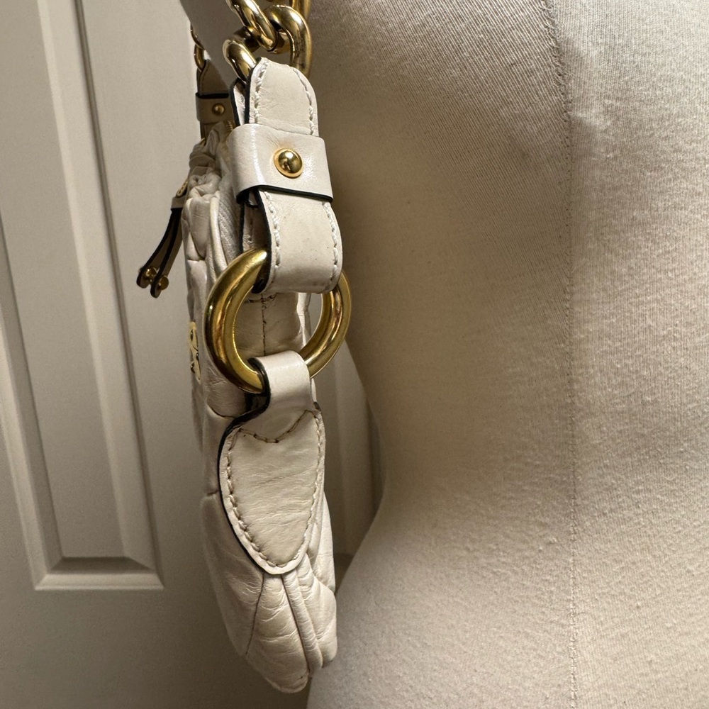Marc Jacobs Cream Quilted Leather Shoulder Bag with Top Zip Gold Chain Hardware - Picture 6 of 14